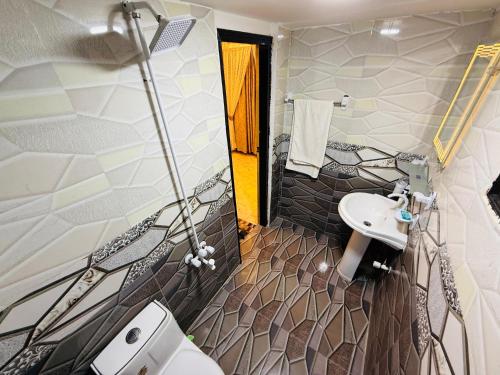 Ένα μπάνιο στο Luxury furnished rooms in Sunset Lane in DHA Phase II, Karachi