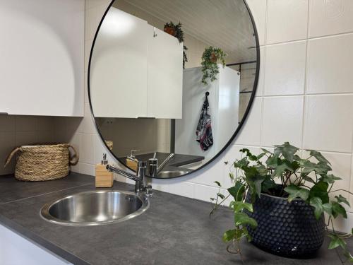 Ένα μπάνιο στο ZemppiStay - Omakotitalo palveluiden äärellä