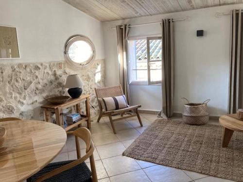 a living room with a table and chairs and a window at Elegant 2 pièces au coeur du Cannet historique in Le Cannet