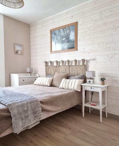 une chambre avec un grand lit et une table dans l'établissement KerMady, maison proche de la mer, à Saint-Malo