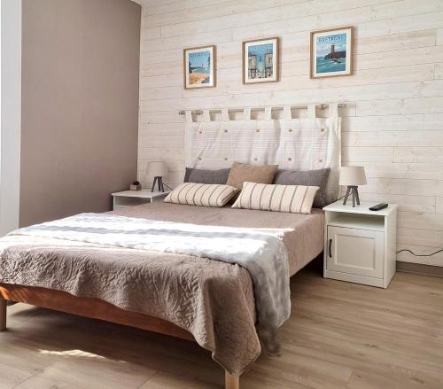 - une chambre avec un grand lit, 2 tables et 2 lampes dans l'établissement KerMady, maison proche de la mer, à Saint-Malo