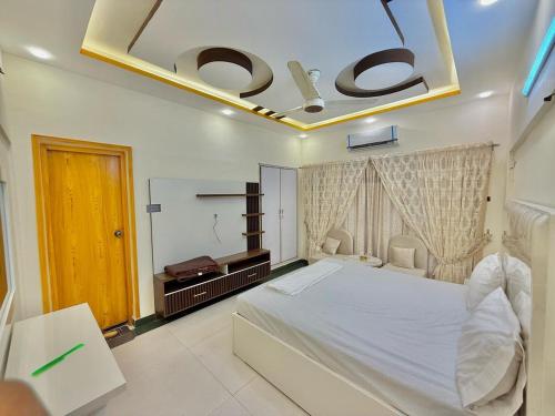 Ένα ή περισσότερα κρεβάτια σε δωμάτιο στο Luxury furnished rooms in Sunset Lane in DHA Phase II, Karachi