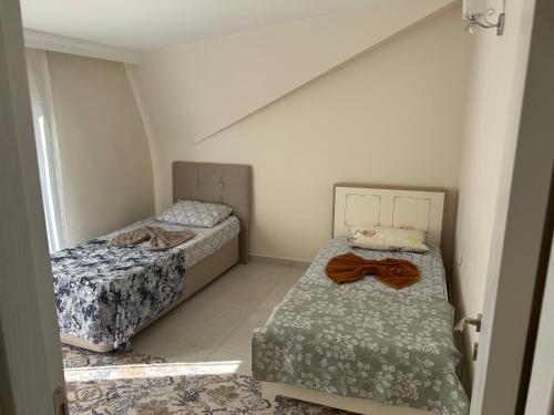two beds in a small room with at Villa huzur in Marmaris