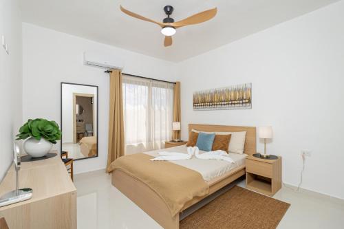 Ένα ή περισσότερα κρεβάτια σε δωμάτιο στο Modern 2BR Escape Near Bayahibe Beach and Pool