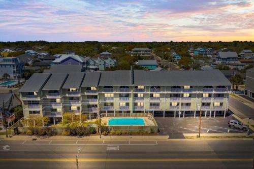 Swimmingpoolen hos eller tæt på Suite Caroline. By the Beach and a Pool.