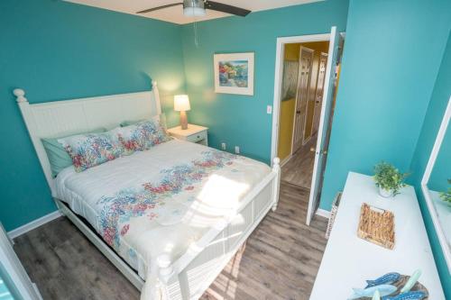 En eller flere senge i et værelse på Suite Caroline. By the Beach and a Pool.