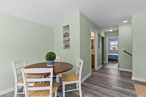 Gambar di galeri bagi Sand Dollar Suites. Suite 6. A short stroll from our sandy shores di Carolina Beach