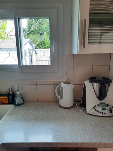 Photo de la galerie de l'établissement Maison arcachonnaise avec piscine chauffée pour 10 personnes, à Pessac