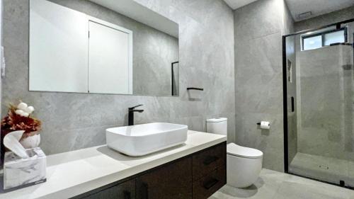 Ένα μπάνιο στο Beautiful property in Balwyn with great view