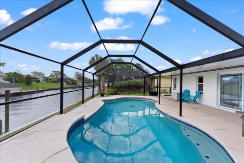 Elegant Canal Front Oasis w Pool Near Beachesの敷地内または近くにあるプール