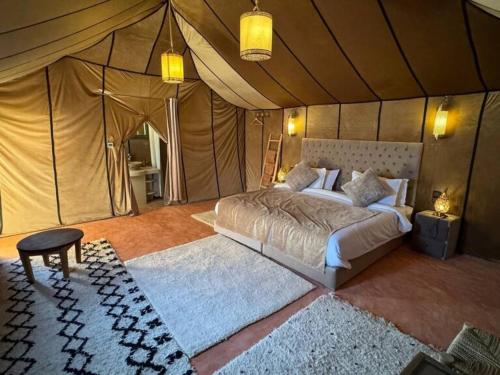 Postel nebo postele na pokoji v ubytování Merzouga Best Luxury Camp
