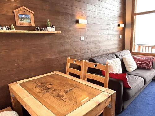 un salon avec un canapé et une table dans l'établissement Bel appart rénové 7ème étage, quartier Falaise, balcon exposé sud, TV, internet, casier à skis - FR-1-634-97, à Morzine
