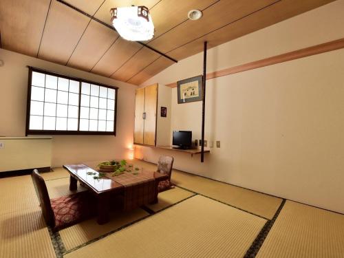 a living room with a table and chairs and a window at Ｇｕｅｓｔ Ｈｏｕｓｅ Ｔａｋｅｎｏｙａ - Vacation STAY 28022v in Omachi