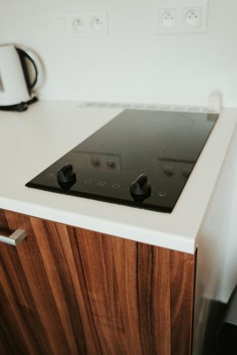 a laptop sitting on top of a counter at Apartmán na Divoké Desné in Andělské Žleby