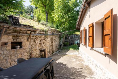 an alley with a wooden table next to a building at Casa Il Nocciolo in Rocca Malatina