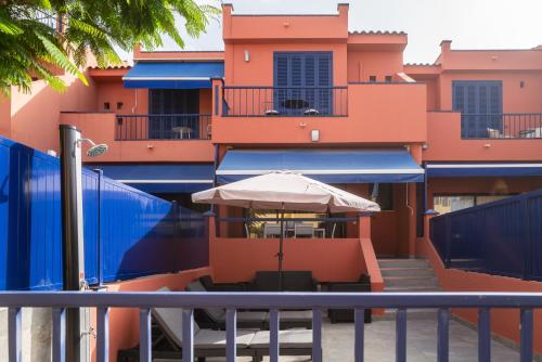 an umbrella sitting in front of a building at Bungalow - Playa Meloneras in San Bartolomé de Tirajana