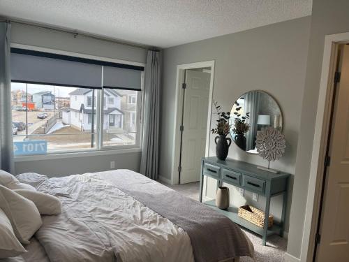 Postel nebo postele na pokoji v ubytování Le Reve Show Home 3BD, AC, sleep 9 , Beaumont