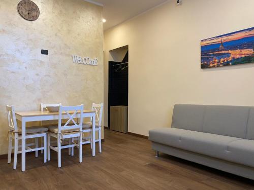 a living room with a table and a couch at Appartamento piano terra con Idromassaggio Parco Dora-Daniele's House in Turin