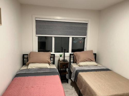 Postel nebo postele na pokoji v ubytování Full Luxury home 4 BD ,AC,sleep 14,BBQ, 2V Garage