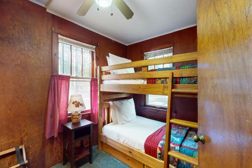 een slaapkamer met twee stapelbedden en een raam bij Fishermans Cottage in Manitowish Waters