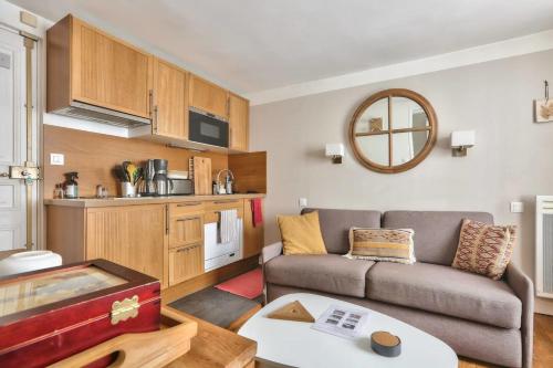 un salon avec un canapé et une table dans l'établissement Modern Renovated studio cozy and quiet, à Paris