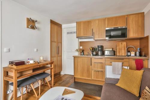 - une cuisine avec un canapé et une table dans une chambre dans l'établissement Modern Renovated studio cozy and quiet, à Paris