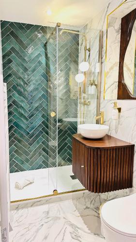 une salle de bain avec un lavabo et une douche dans l'établissement L’émeraude - Superbe studio tout équipé + parking, à Metz