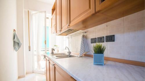 a kitchen with a sink and a counter top at 006B - Casa Mare Blu, CENTRO di Riva Trigoso e 300m dalla SPIAGGIA in Riva Trigoso