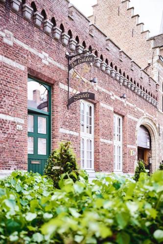 a brick building with a street sign on it at Vakantiewoning De Gulden Sleutels in Kruibeke
