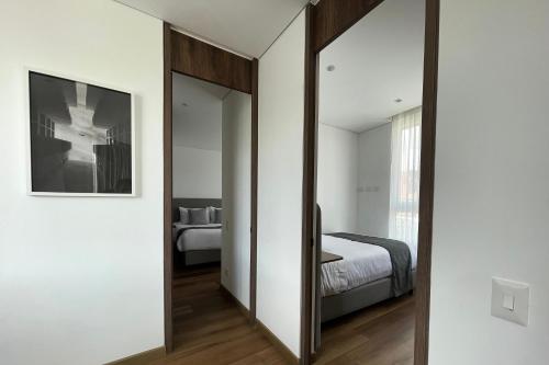 Postel nebo postele na pokoji v ubytování VOU Suites by Avia Suites