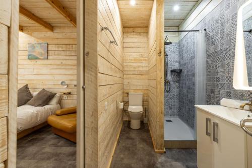 a bathroom with a toilet and a shower at Alberg Taull in Taull