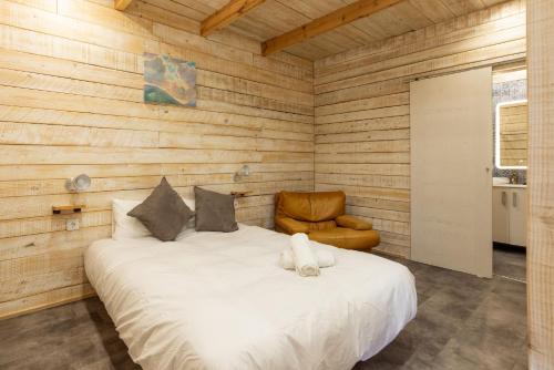 a bedroom with a white bed and a chair at Alberg Taull in Taull