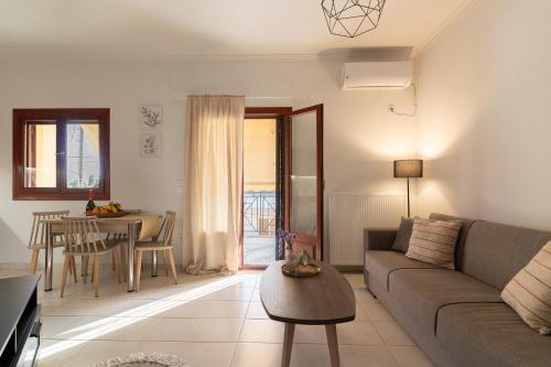 una sala de estar con un sofá y una mesa en Elaia Boutique Apartment, en Pylos