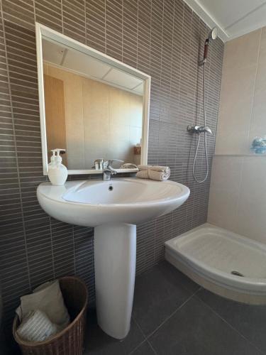 a bathroom with a sink and a mirror and a tub at Ático in Pego