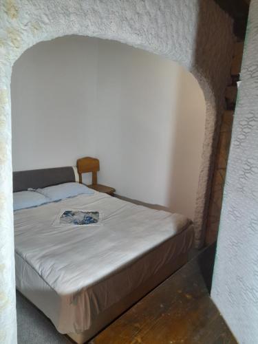 una cama en una habitación con arco en Kod dida-bicikle i kanu, en Skradin