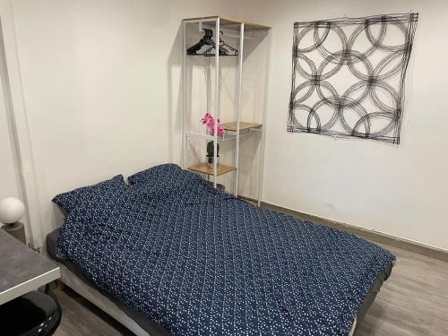 - une chambre avec une couette bleue sur un lit dans l'établissement studio Champs Elysees, à Paris