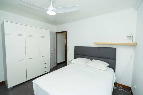 Postel nebo postele na pokoji v ubytování Hibiscus Standing- Appartement Cosy- 2 chambres Climatisées- Cuisine équipée- WIFI-Terrasse