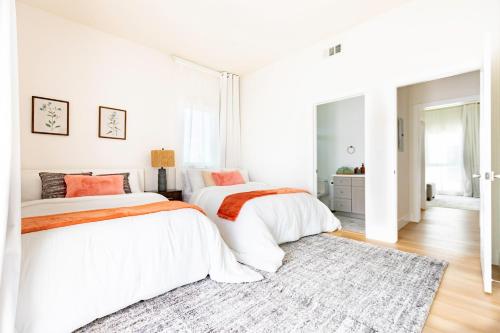Ένα ή περισσότερα κρεβάτια σε δωμάτιο στο Unique 4-bedroom House 3-levels