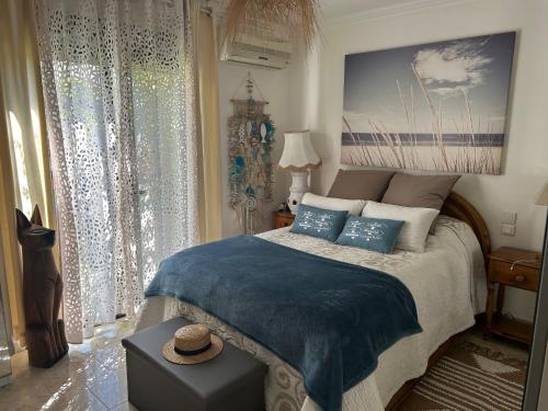 une chambre avec un lit avec une couverture bleue dans l'établissement LOCATION Vacances VILLA PISCINE JARDIN, à La Grande Motte