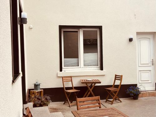 a patio with two chairs and a table and a window at "Cuvée" Magnum in Rüdesheim am Rhein