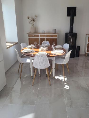 une salle à manger avec une table et des chaises blanches dans l'établissement Maison de Coton Ty Koton, à Plourivo