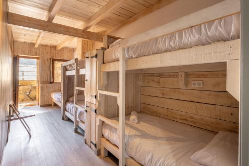 a room with bunk beds in a cabin at Alberg Taull in Taull