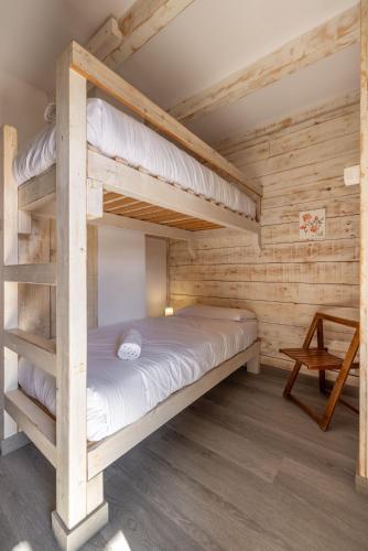 a bedroom with two bunk beds in a cabin at Alberg Taull in Taull