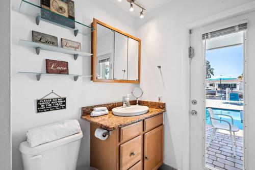 Ванная комната в Waterfront Oasis with Pool, Sunset Views and Dock