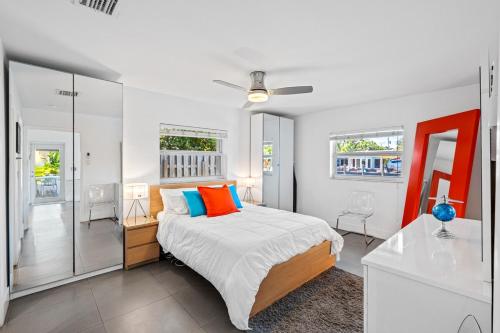 Кровать или кровати в номере Waterfront Oasis with Pool, Sunset Views and Dock