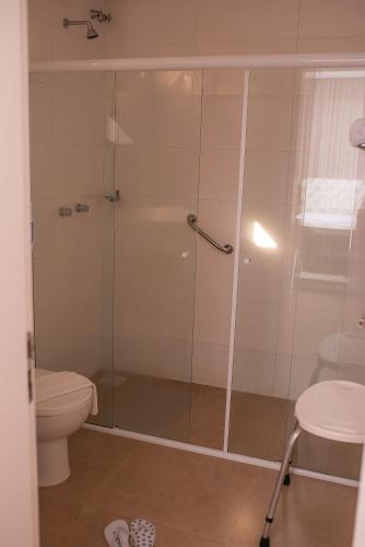 Bilik mandi di Viageiro Casa Hotel