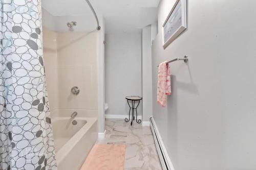 Ένα μπάνιο στο Portside Suite