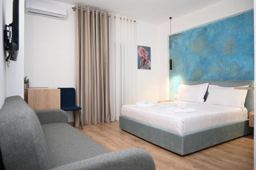 Кровать или кровати в номере EMAR Beachfront Hotel Ksamil