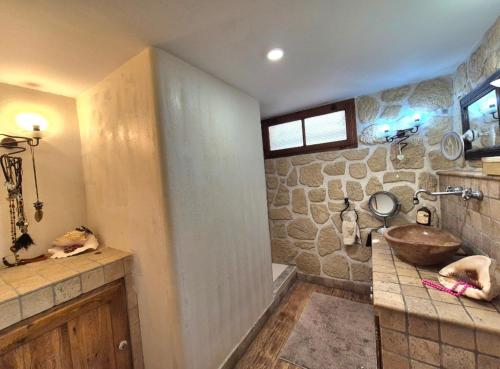 La salle de bains est pourvue d'un lavabo et d'un comptoir. dans l'établissement La Bergerie, maison T3 avec Piscine, à Sanary-sur-Mer