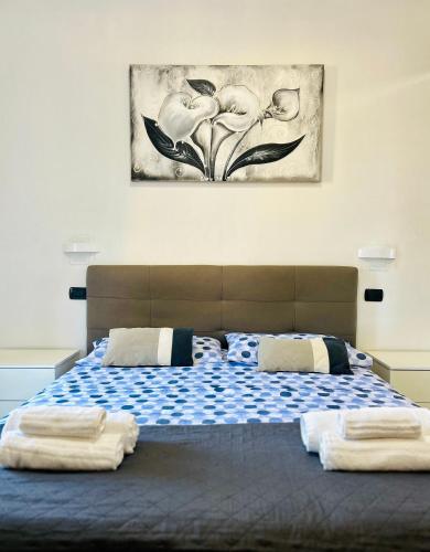 a bedroom with a bed with two towels on it at Blue Marine Affitta Camere in Porto Cesareo
